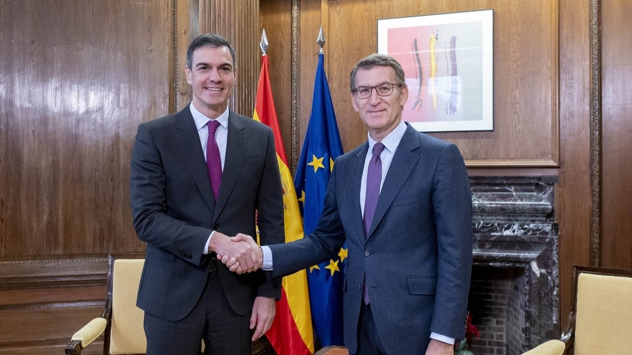 El presidente del Gobierno, Pedro Sánchez, y el líder del PP, Alberto Núñez Feijóo, se saludan durante una reunión (EP).