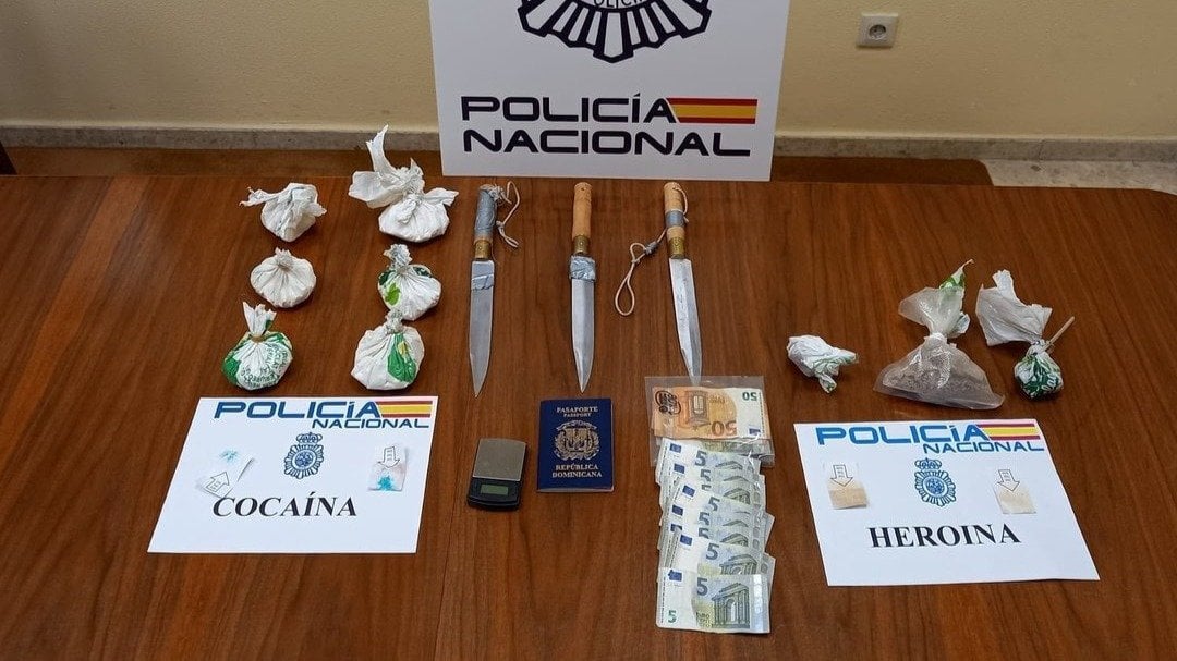 Droga, dinero en efectivo y varias armas blancas incautadas en el marco de la operación de la "narcocasa" de Eiroás (Policía Nacional).