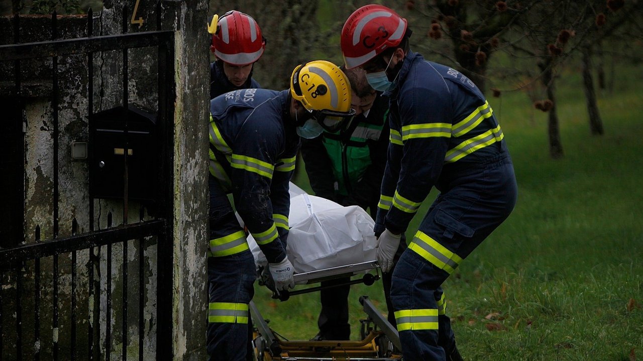 Bomberos de Ourense retiran el cuerpo de José Guerra González tras rescatarlo del pozo donde fue encontrado (M.A.)