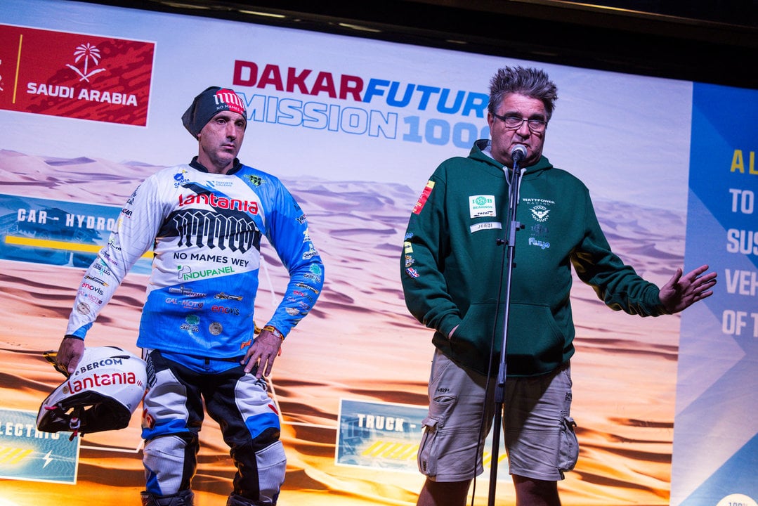 Fran Gómez Pallás, a la izquierda, piloto de motos gallego en el Dakar.