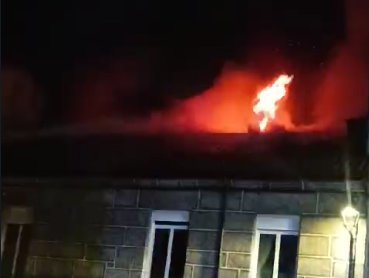 Imágenes de las llamas en el edificio.