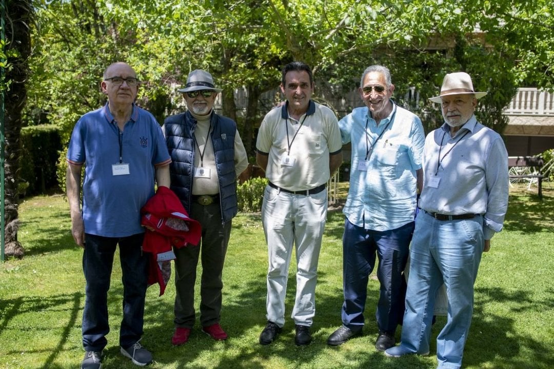 Antiguos alumnos de la Escuela de Hostelería de Madrid en 2022: Santiago Martínez, José María Álvarez, Fernando Guerrero, Manuel de Lucas y Víctor García.