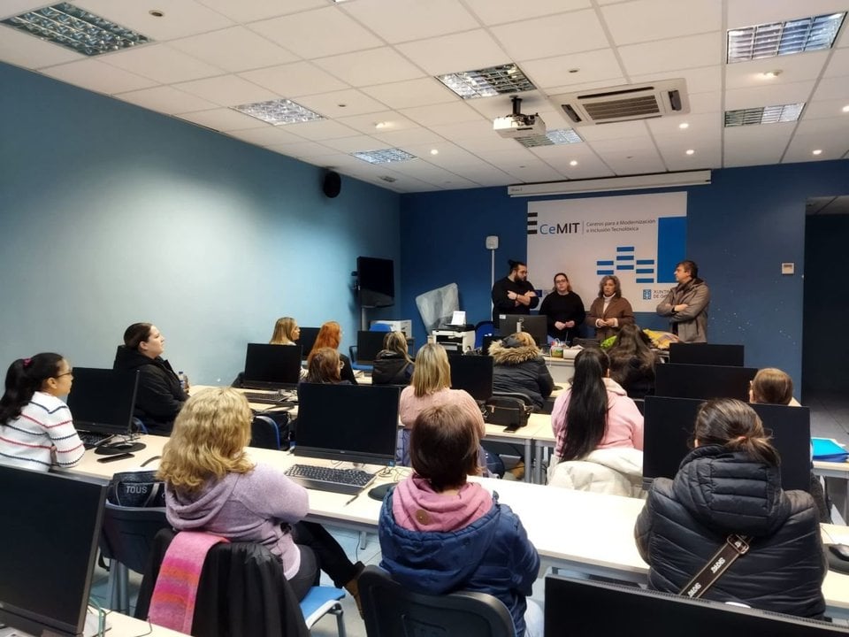 Un momento de la presentación del curso con miembros de Femuro, Teresa Barge y Antonio Puga.