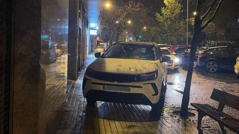 Coche aparcado en la acera en Ourense ciudad.
