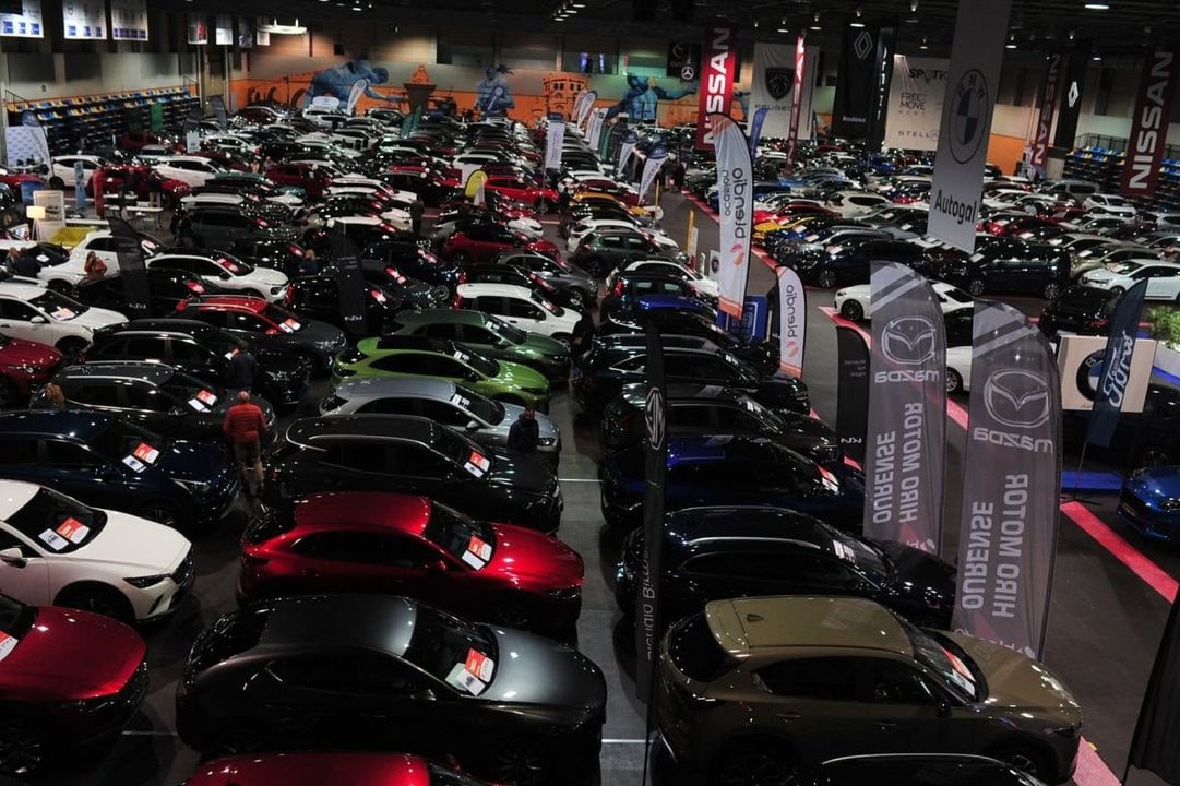 Un salón de exposición de venta de coches en Expourense.