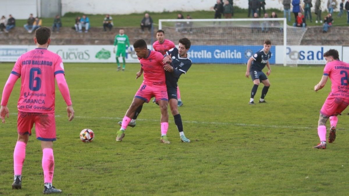 El jugador del Ourense CF Jerin protege el balón en el duelo ante el Marino (Jesús Manuel Pardo).