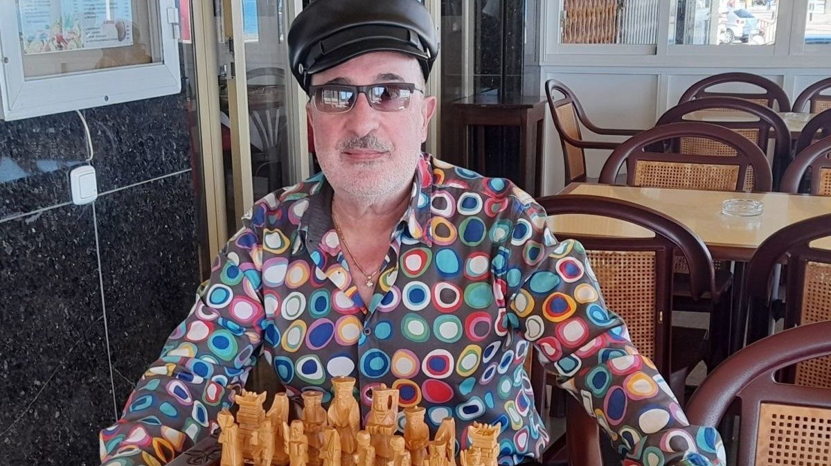 Pedro Barandela, con un ajedrez en su restaurante.