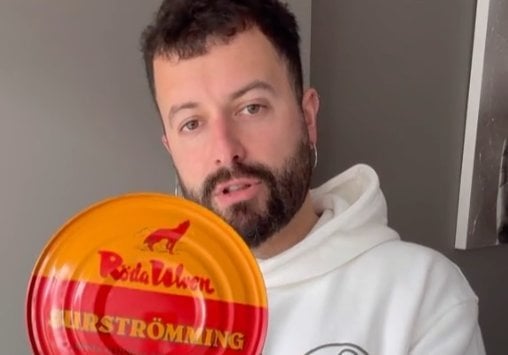 El influencer ourensano Xurxo Carreño, sosteniendo una lata de "surströmming".