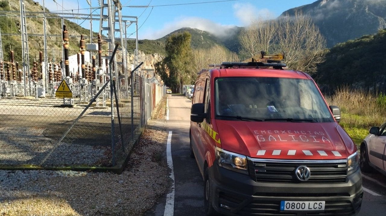Vehículo de las emergencias del 112 Galicia en la Central Hidroeléctrica de Cornatel, en Rubiá.