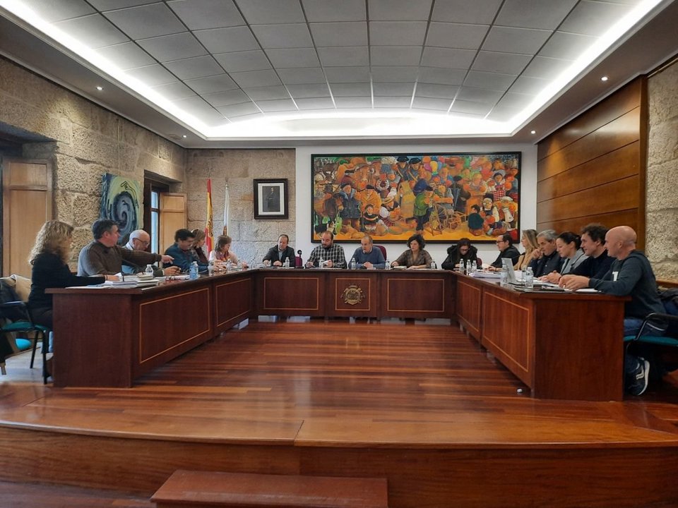 La Corporación municipal de Carballiño, en un pleno.