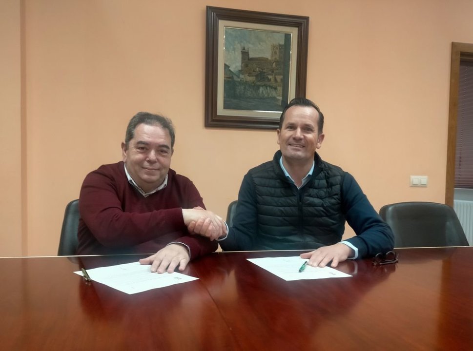 Gerardo Seoane y Jonatás Gago en la firma del acuerdo.
