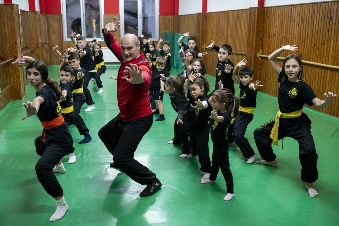 El Maestro José Gago, con un grupo de jóvenes alumnos en las instalaciones de Dinamic Escuela de Artes Chinas.
