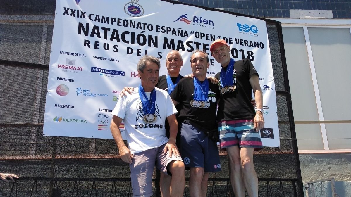 Carlos García Colomo (izquierda), en el podio del Campeonato de España 2018

de natación máster, en Reus, junto a sus hermanos Ignacio, Manuel y Toño.
