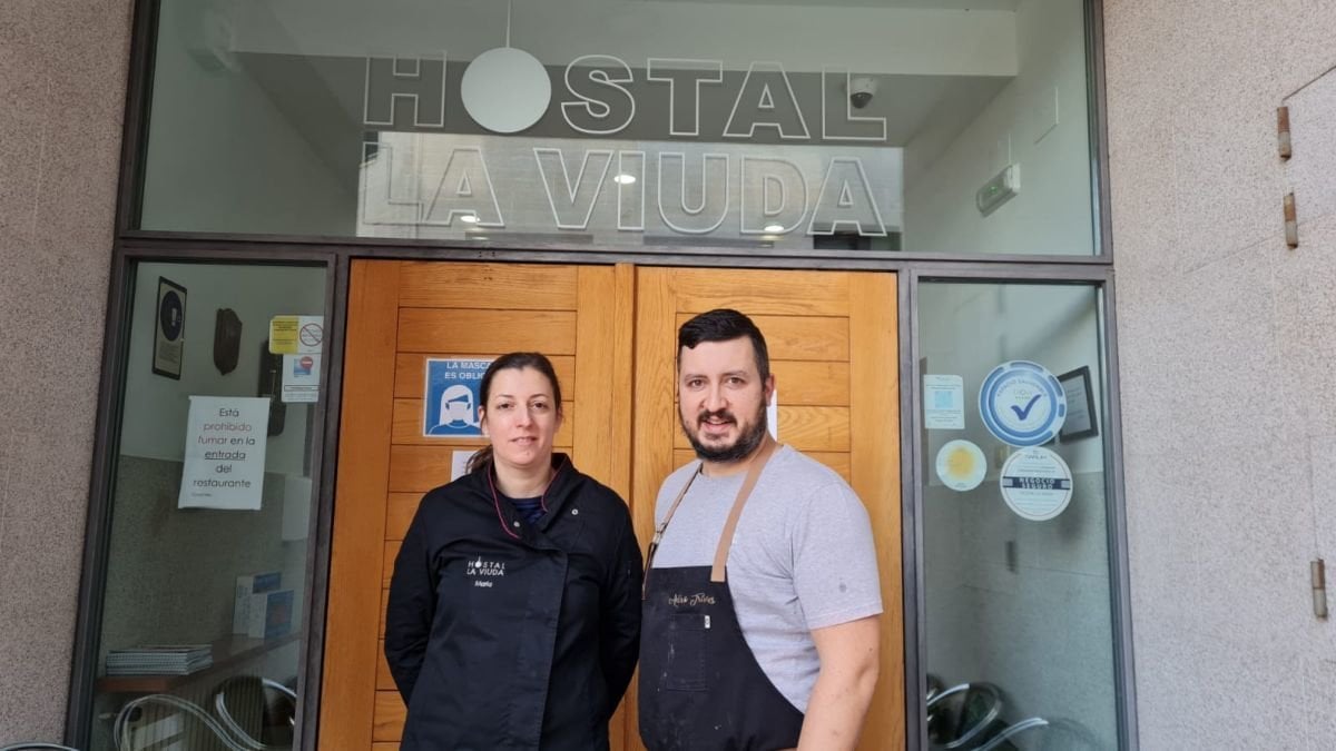 María y Anxo Fernández, ante el Hostal Restaurante La Viuda.