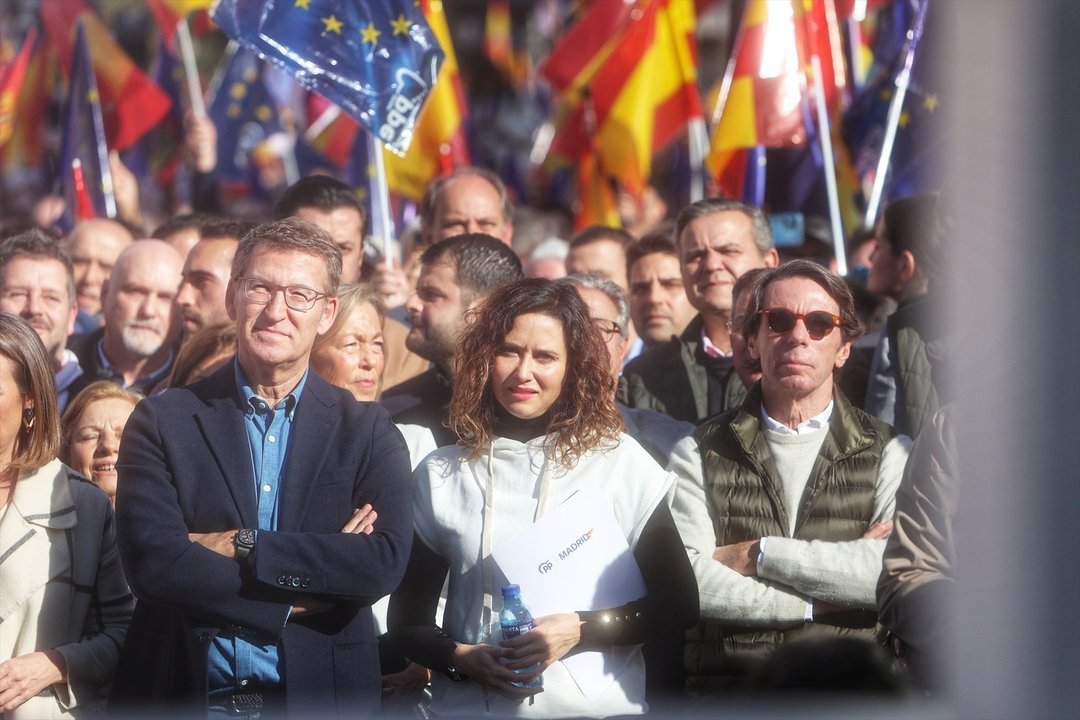 (I-D) El presidente del Partido Popular, Alberto Núñez Feijóo, la presidenta de la Comunidad de Madrid, Isabel Díaz Ayuso, y el expresidente del Gobierno, José María Aznar, durante una manifestación convocada por el PP, a 28 de enero de 2024, en Madrid (EP)