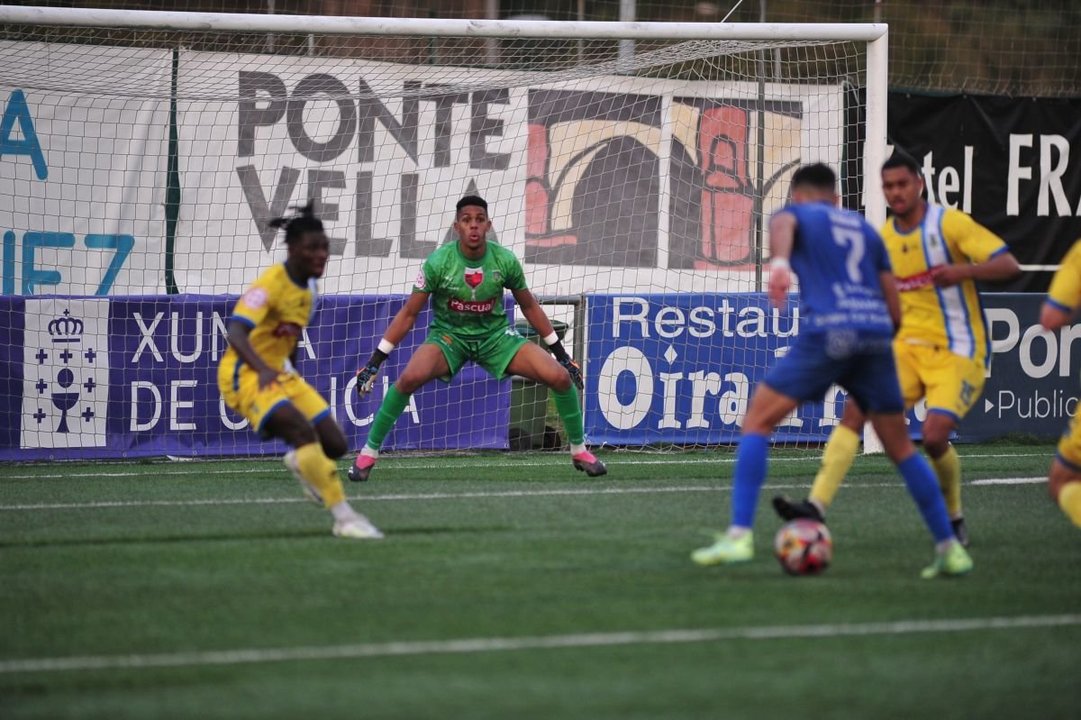 El delantero del Ourense CF, Amin, autor de dos goles, busca la portería de la Arandina.