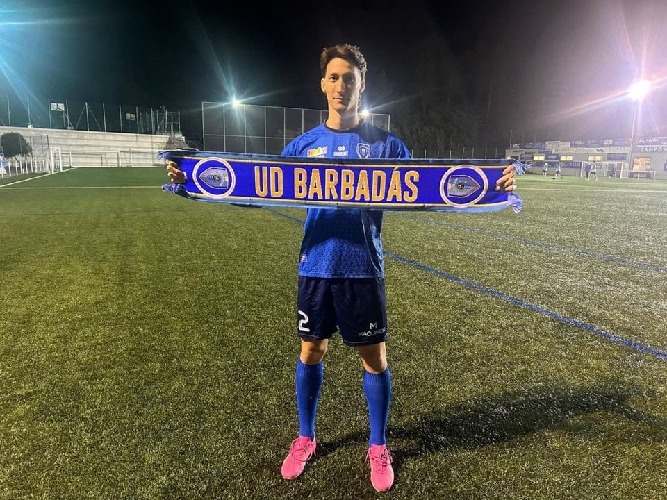 El mediapunta Jere Perotti, ayer en el campo de Os Carrís tras firmar con la UD Barbadás.