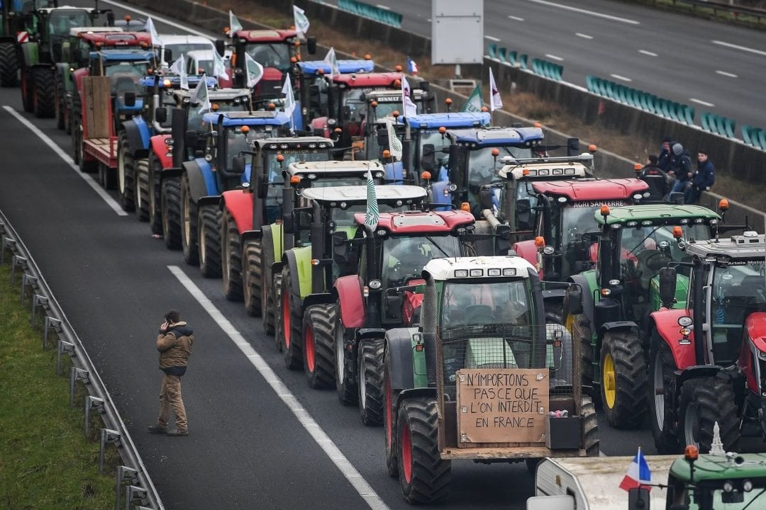 Una manifestación de tractores colapsa una autovía, ayer en el norte de Francia.