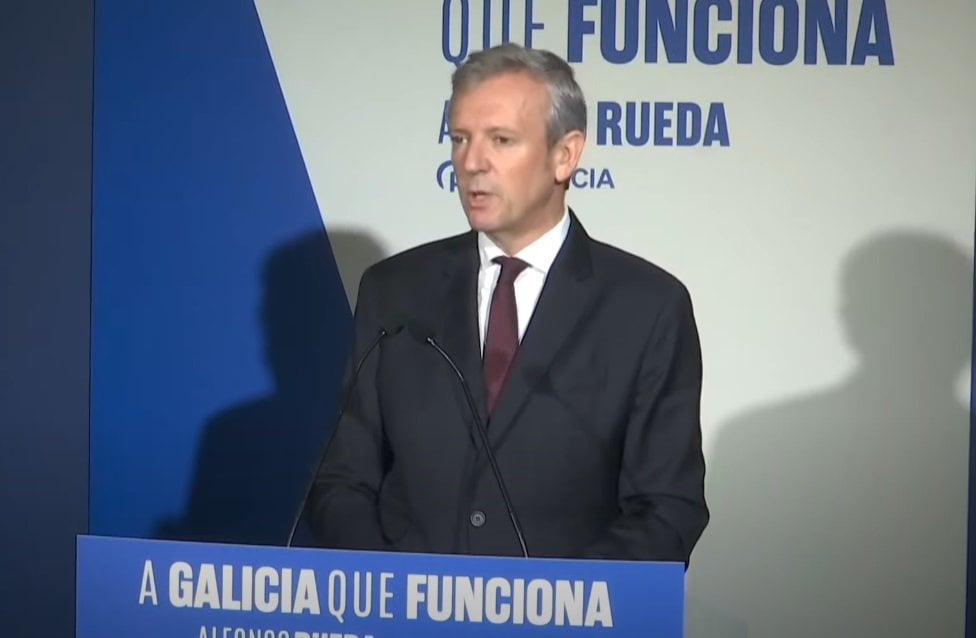 Alfonso Rueda en su intervención en la Asociación Aixiña.