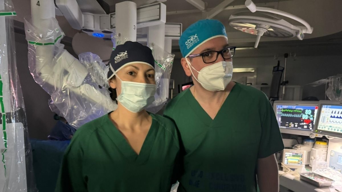 Los cirujanos Celia Lendoiro y Rafael Hurtado posan en el quirófano del robot Da Vinci.