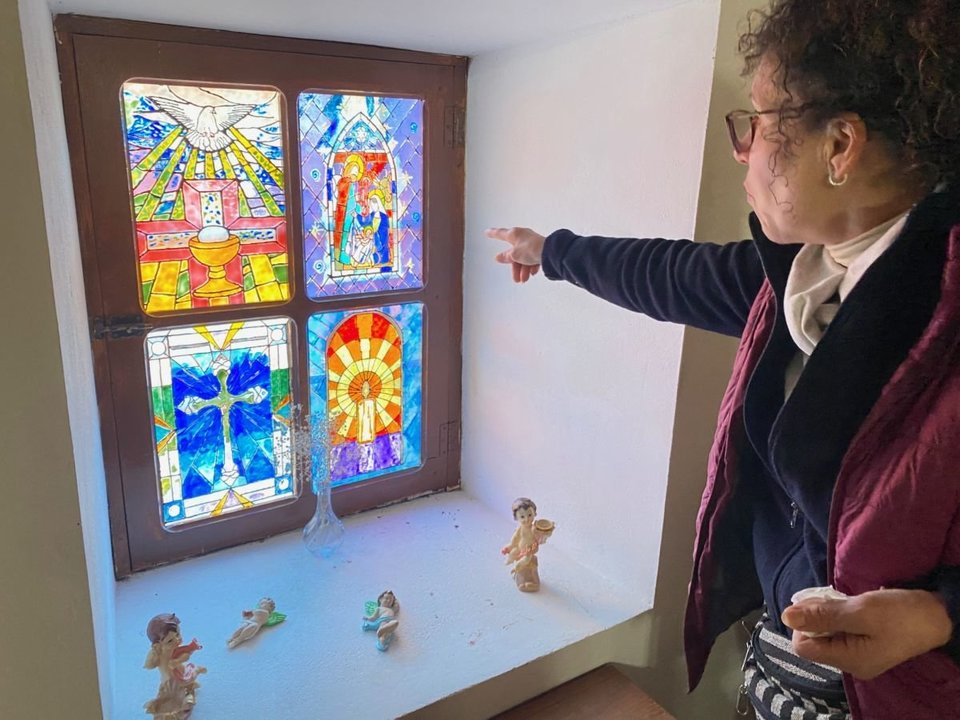 Las ventanas de la iglesia de Fervenza se sustituyeron por vidrieras elaboradas por Mari la Canaria.
