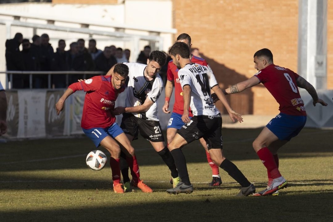 El futbolista Moha controla la bola en un duelo de su etapa como jugador del Teruel (Diario de Teruel).