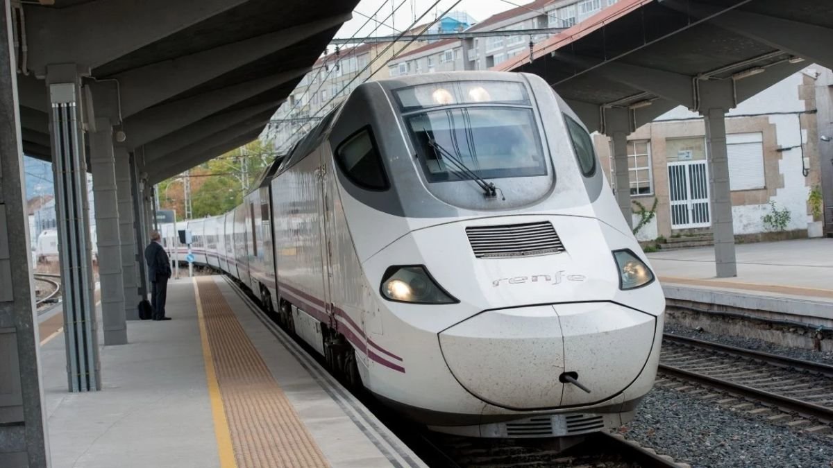 Imagen de un tren en la estación de Ourense