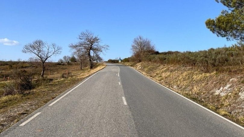 Carretera OU-CU-346 que lleva a Vilariño.