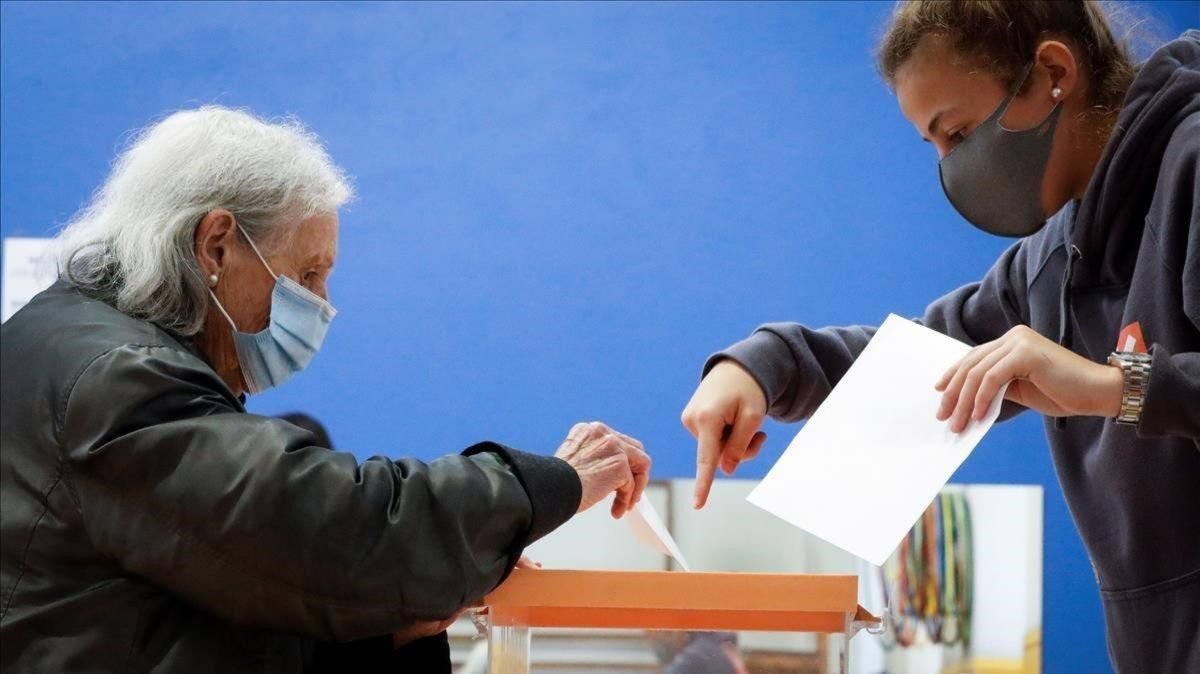 Una mujer deposita su voto en las últimas elecciones autonómicas gallegas, en julio de 2020.