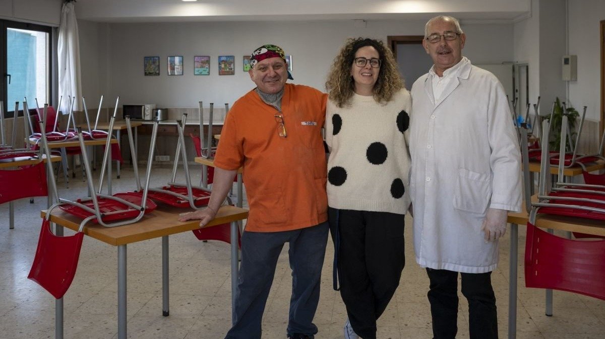 Toño y Gumersindo, voluntarios del comedor social de Cáritas, posan con Beatriz Justo, la responsable del programa de voluntariado de la entidad (Óscar Pinal).