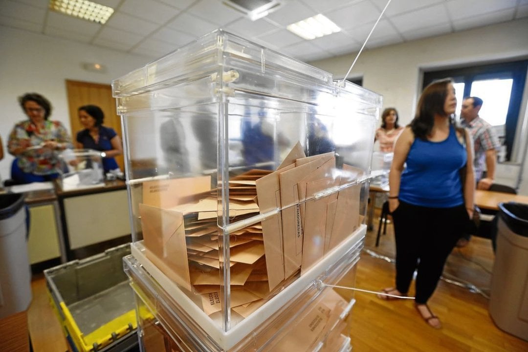 Una urna con los votos emigrantes preparados para su recuento.