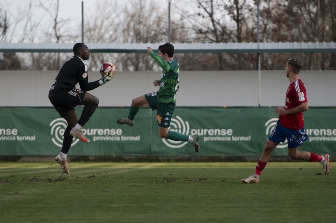 El jugador verde Luis Chacón intenta llegar a una pelota en el partido ante el Teruel.