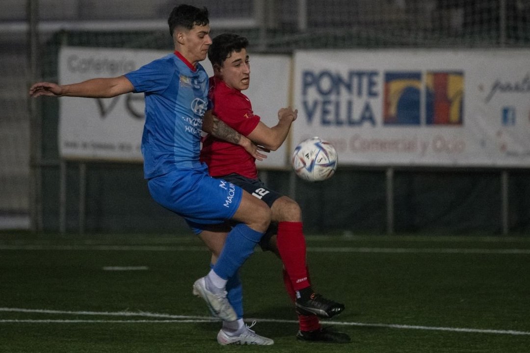 El jugador del filial Constela disputa un balón con el delantero Anxo, del Monterrei.
