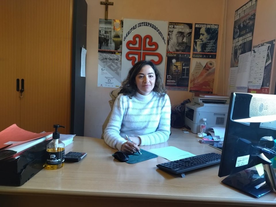 La trabajadora social de Cáritas en O Barco, Isabel Álvarez, en su despacho.