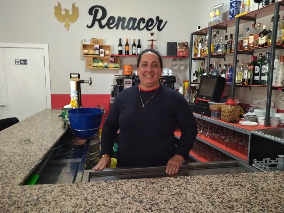Odalys Rodríguez, en el bar Renacer, que dirige desde hace un año.