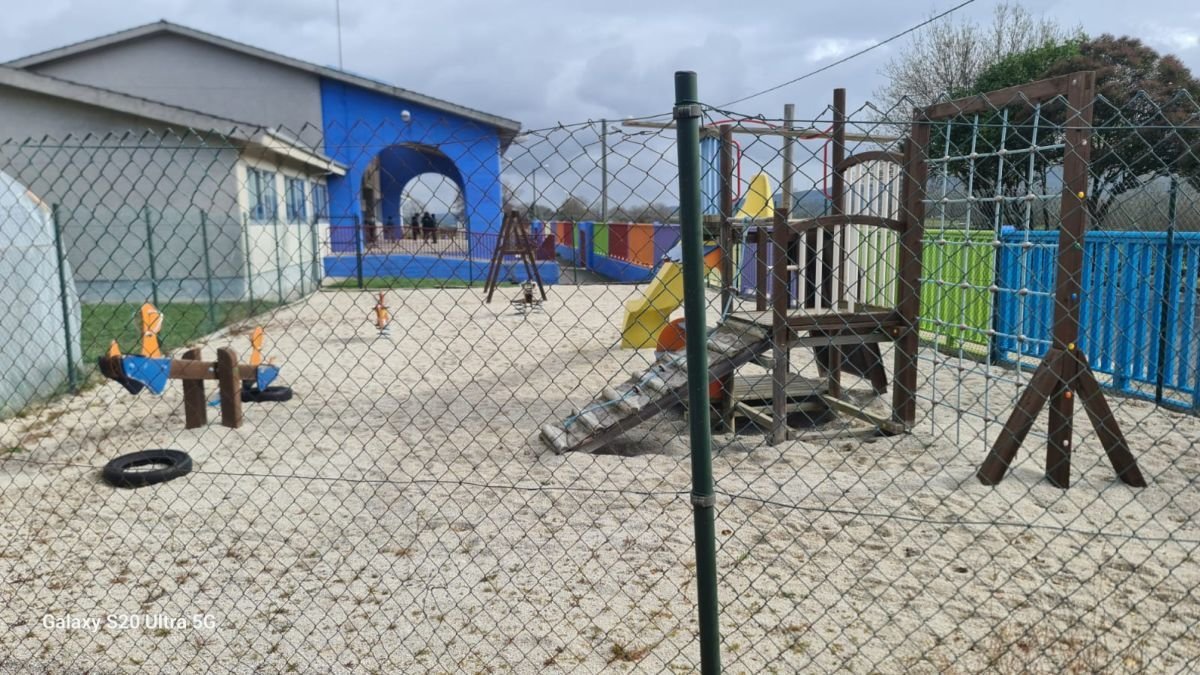 Parque infantil do colexio de Baltar.