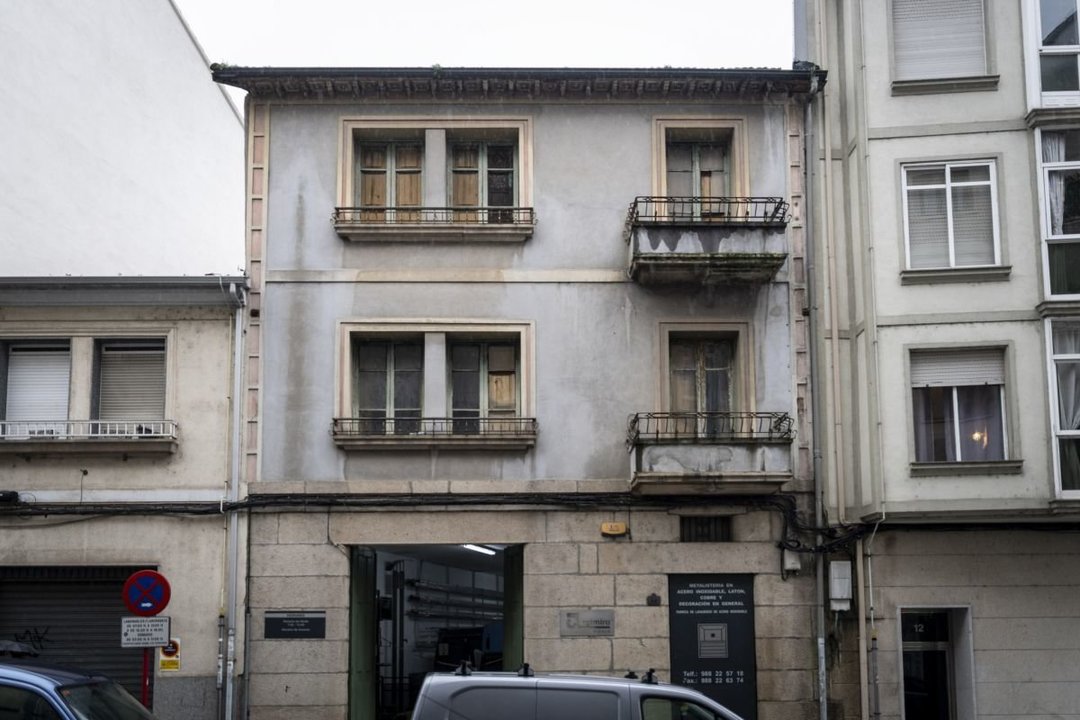 El Concello de Ourense acaba de dar la licencia de obra para reformar este edificio de dos plantas en la rúa Remedios número 14, en el barrio de O Couto, con el fin de convertirlo en apartamentos turísticos en las plantas superiores (Óscar Pinal).