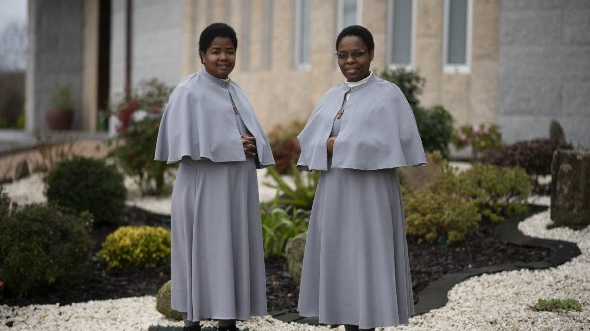 Las postuladas, Ana María y Vitorina en los exteriores del convento antes de tomar el hábito (Xesús Fariñas).