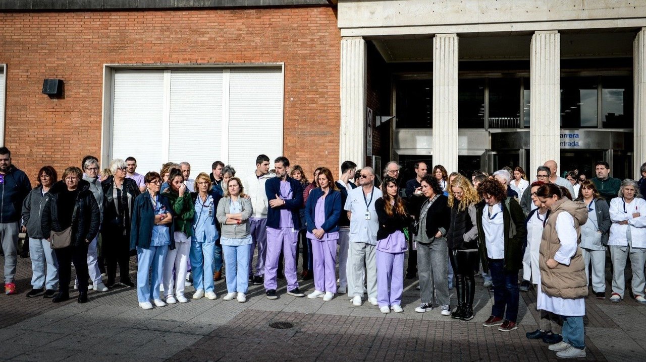 Compañeros de la mujer asesinada en Castro Urdiales (Cantabria) se concentran en su recuerdo en el Hospital de Cruces (foto: E.P.)