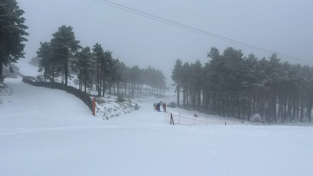 Estampa nevada en la Estación de Esquí de Manzaneda esta mañana.