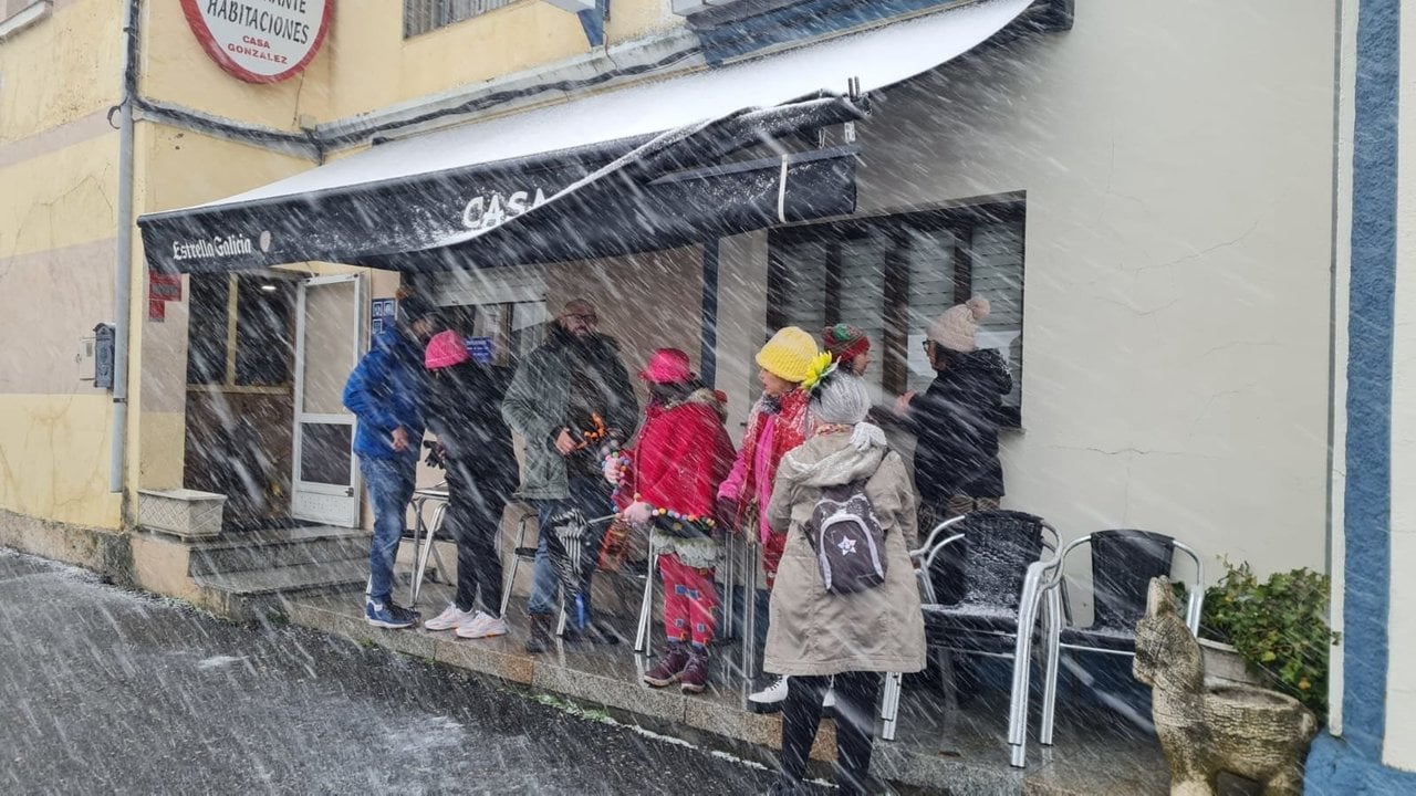 La nieve ha obligado a suspender el desfile de los foliones en Chandrexa de Queixa.