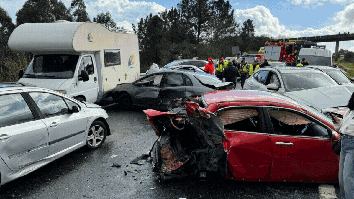 Restablecido el tráfico en la A-52 hacia Ourense tras un accidente con 14 vehículos implicados y 8 heridos.