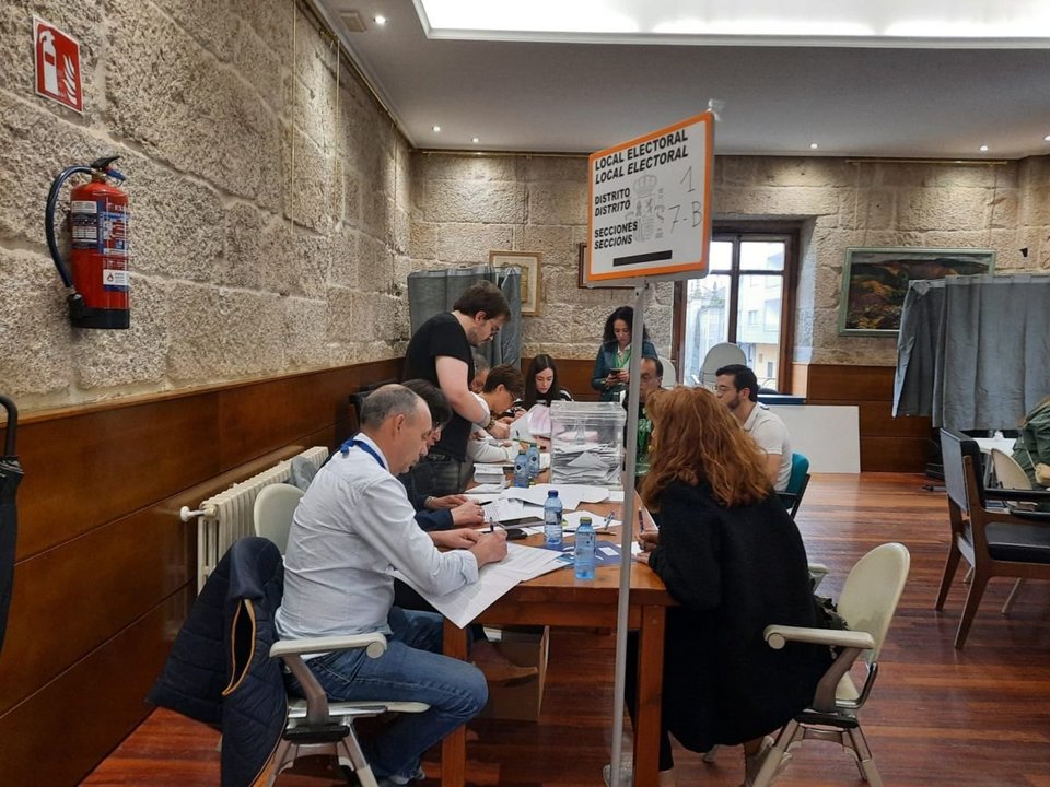 Miembros de una mesa electoral en las elecciones municipales del 28 de mayo de 2023 (foto: José Paz).