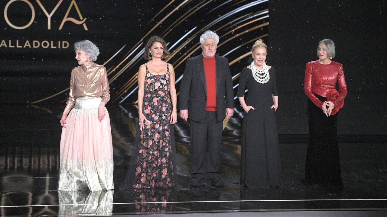 El cineasta Pedro Almodóvar, acompañado ayer en los Goya por las actrices Las actrices Marisa Paredes, Penélope Cruz, Cecilia Roth y Antonia San Juan.