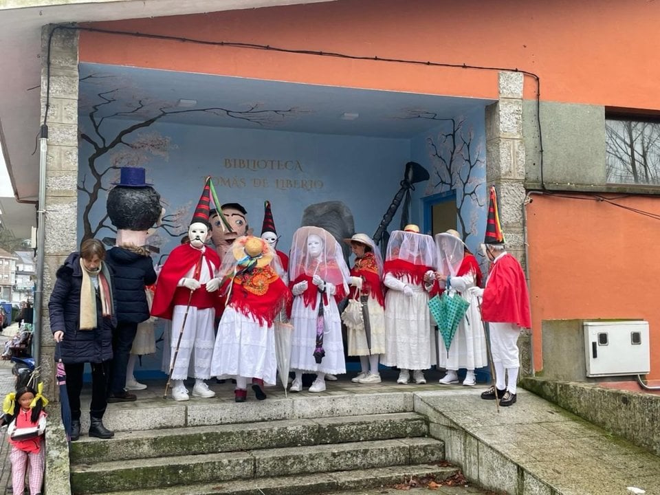 Desfile de madamitas y madamitos en el concello de Entrimo.