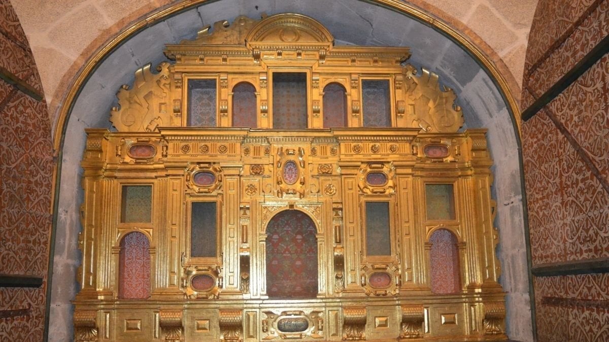 Imagen del retablo de las reliquias de la iglesia de Santo Estevo de Ribas de Sil, tras la restauración de Arte-3.