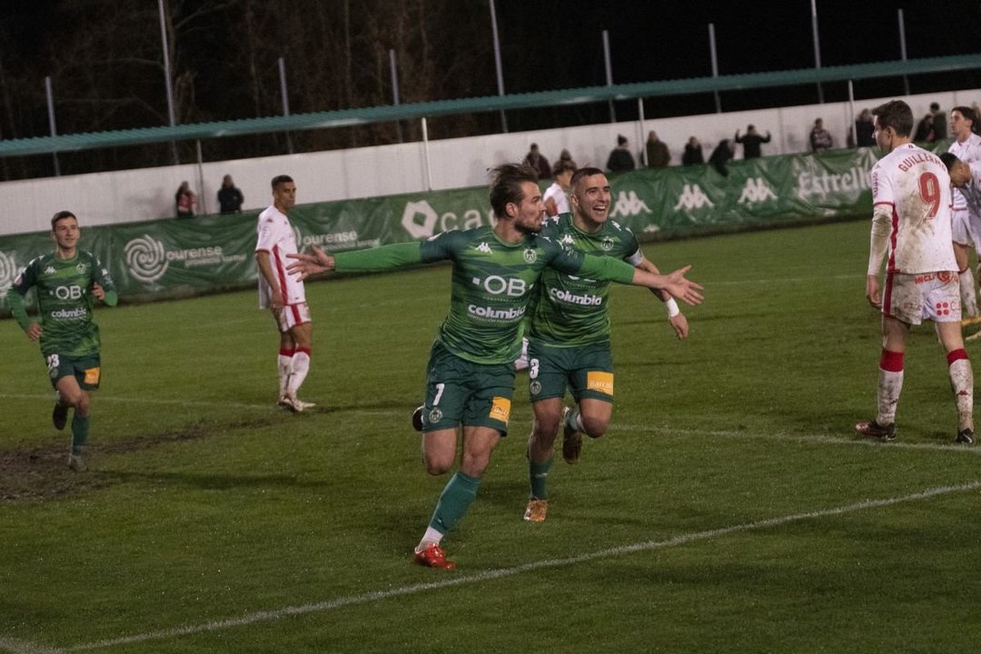 El delantero Christian Santos celebra su primer gol con el Arenteiro.
