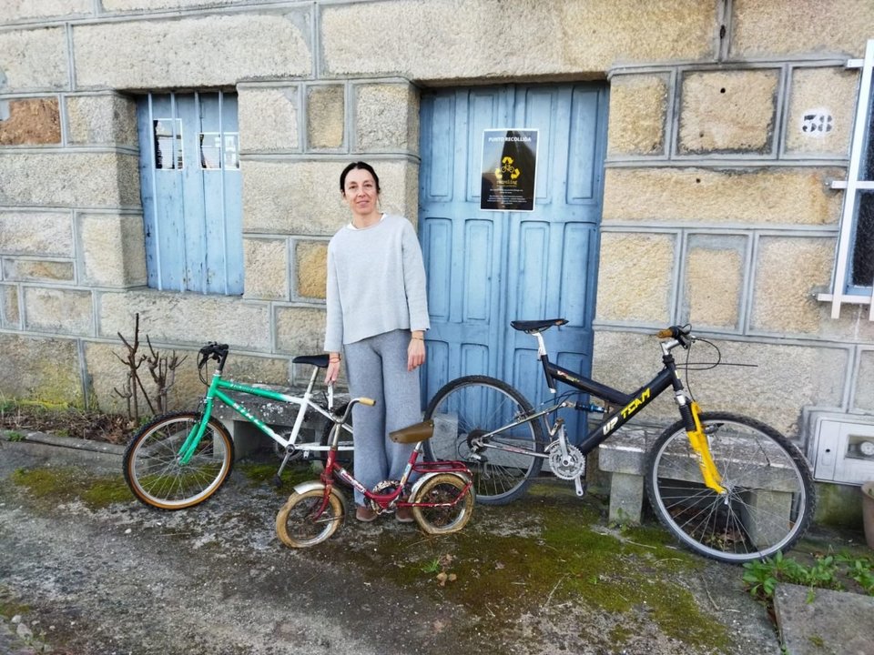 Elena Prado muestra las primeras bicicletas que ha recibido en el punto Recycling de Podentes.