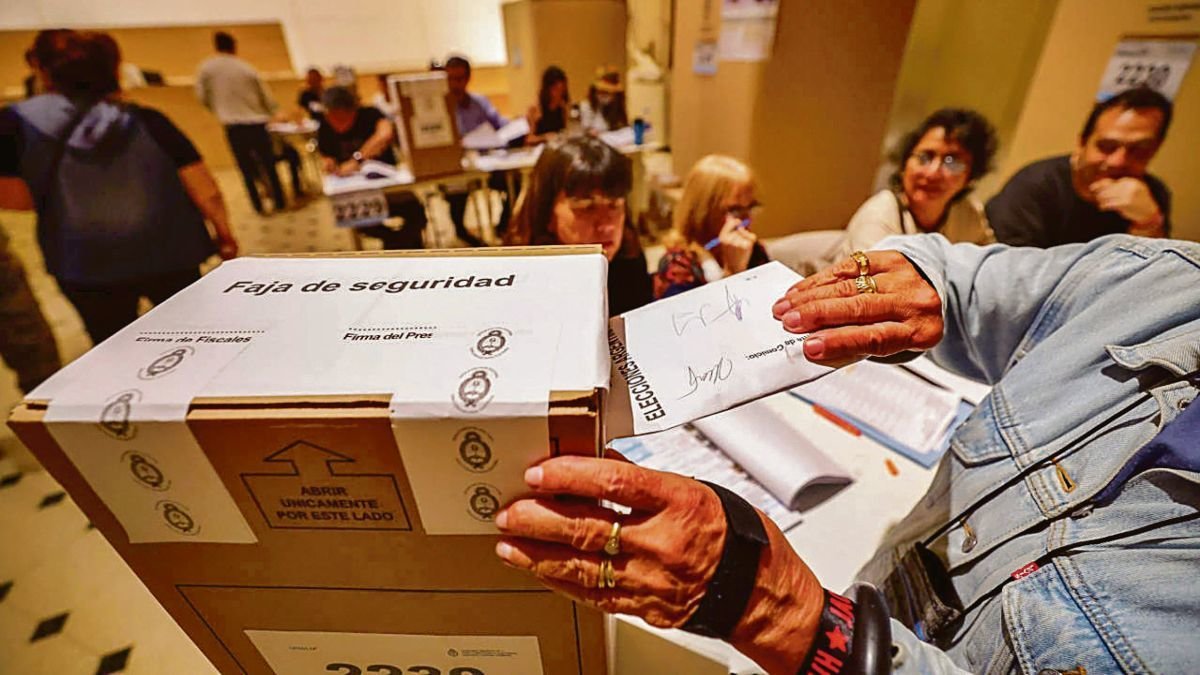 Gallegos del exterior ejerciendo su derecho al voto.