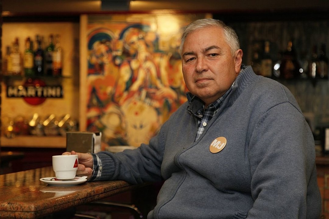Rafael Fernández, tomando un café con leche antes de iniciar sus tareas de voluntario.